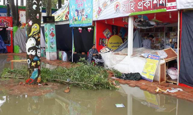 বইমেলায় বৃষ্টির ঝাপটা - ক্ষতিগ্রস্ত হয়েছে প্রায় অর্ধশতাধিক স্টল এবং ভিজেছে বই