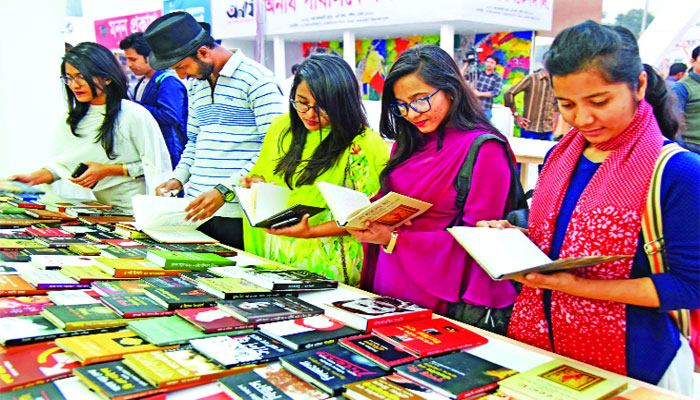 বৈরী পরিবেশেও গ্রন্থমেলায় বইপ্রেমীদের স্রোত