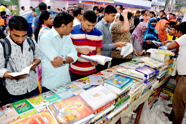 বগুড়ার একুশে বইমেলায় বাড়ছে বিক্রি