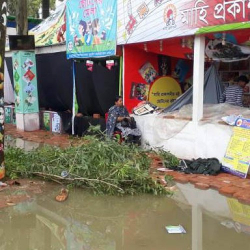 বইমেলায় বৃষ্টির ঝাপটা - ক্ষতিগ্রস্ত হয়েছে প্রায় অর্ধশতাধিক স্টল এবং ভিজেছে বই