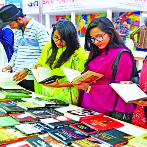 বৈরী পরিবেশেও গ্রন্থমেলায় বইপ্রেমীদের স্রোত