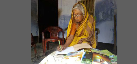 ‘খাবার খরচ’ বাঁচিয়ে ১২টি বই লিখেছেন অলোকা ভৌমিক