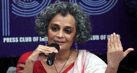 অরুন্ধুতী রায় - সাহিত্যের অপরাজনীতি ও কুচক্রীর হাতে সুন্দরের আয়োজন!!