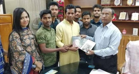 জবি’তে ছাত্রলীগের ইতিহাস সম্পর্কিত বই বিতরণ