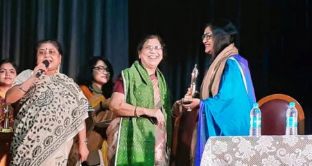 সাহিত্য সহযাত্রী সম্মাননা' পেলেন কবি ও কথাসাহিত্যিক নাহিদা আশরাফী