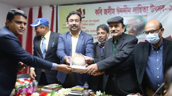 কবি বাপ্পি সাহা পেলেন জসীম উদদীন সাহিত্য সম্মাননা
