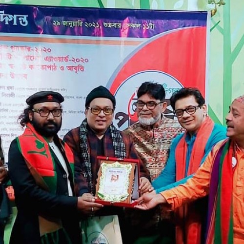 সাহিত্য  দিগন্ত লেখক পুরস্কার পেলেন কবি রাজন্য রুহানি